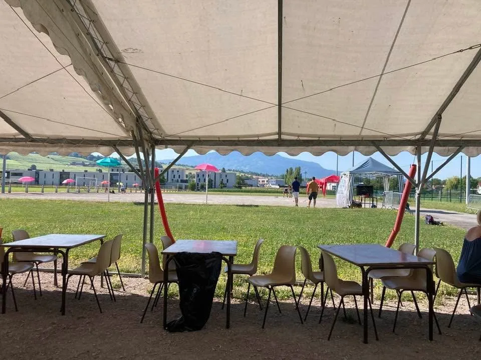 Le chapiteau et les tables installés avant l'arrivée des joueurs