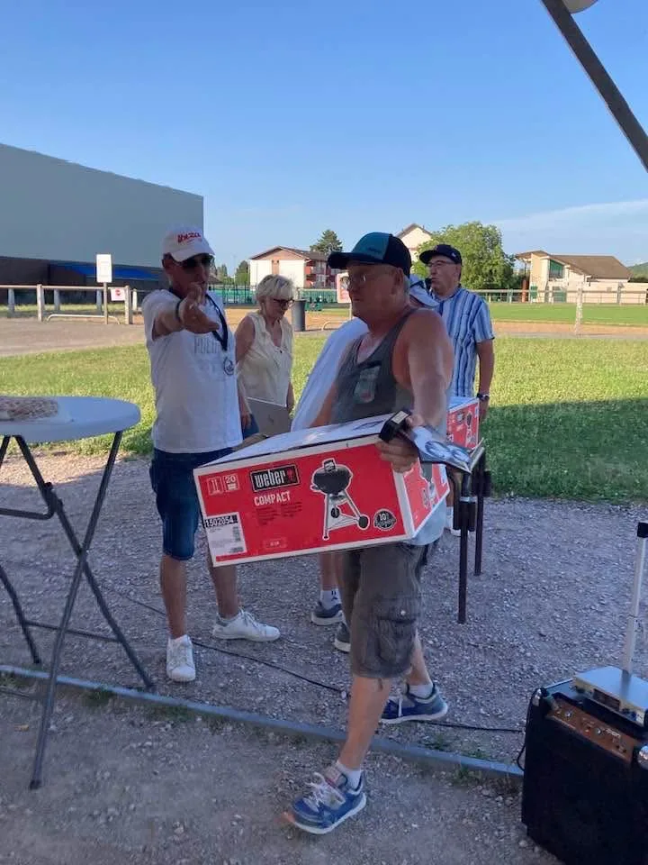 Remise d'un barbecue aux gagnants du concours