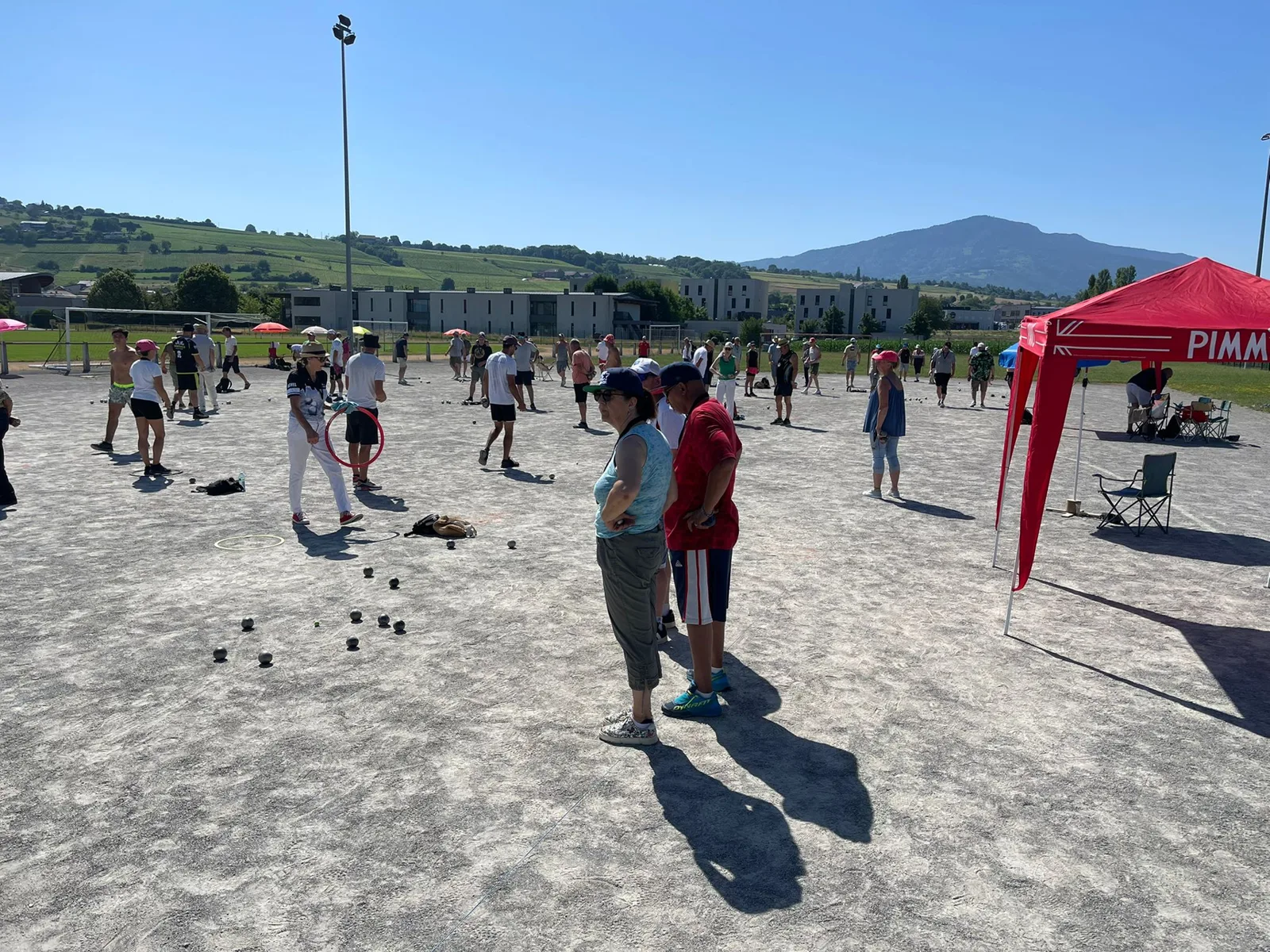 Parties en cours sur le terrain de pétanque du stade de Douvaine