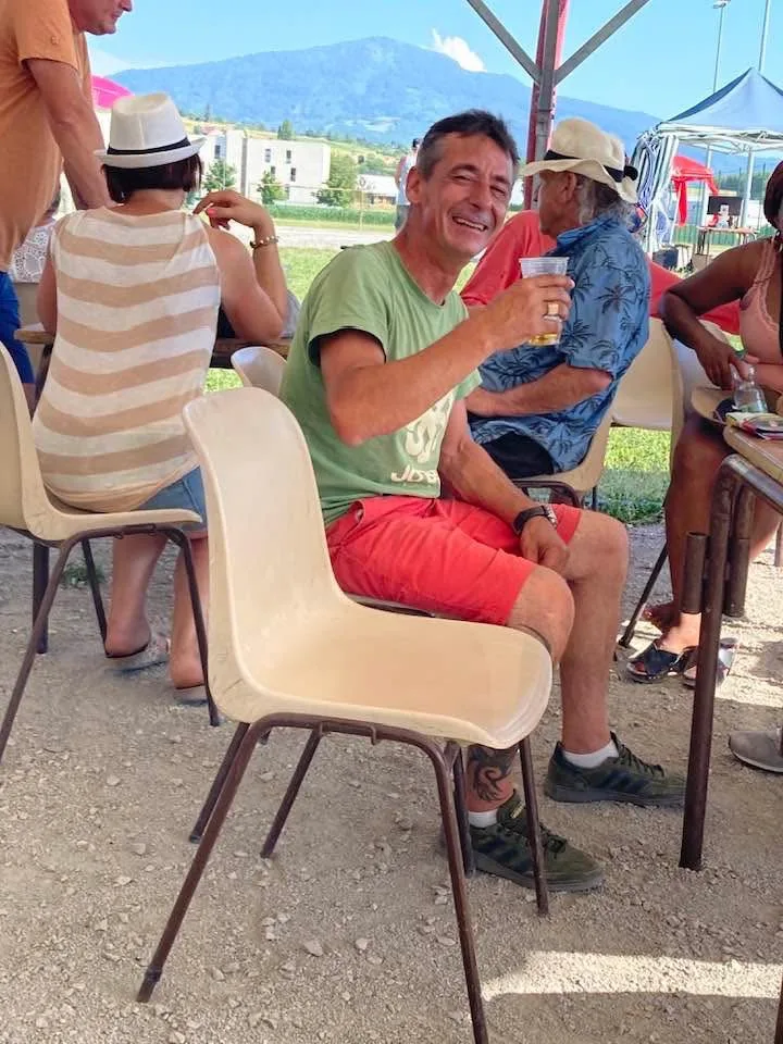 Participants partageant un verre entre deux parties