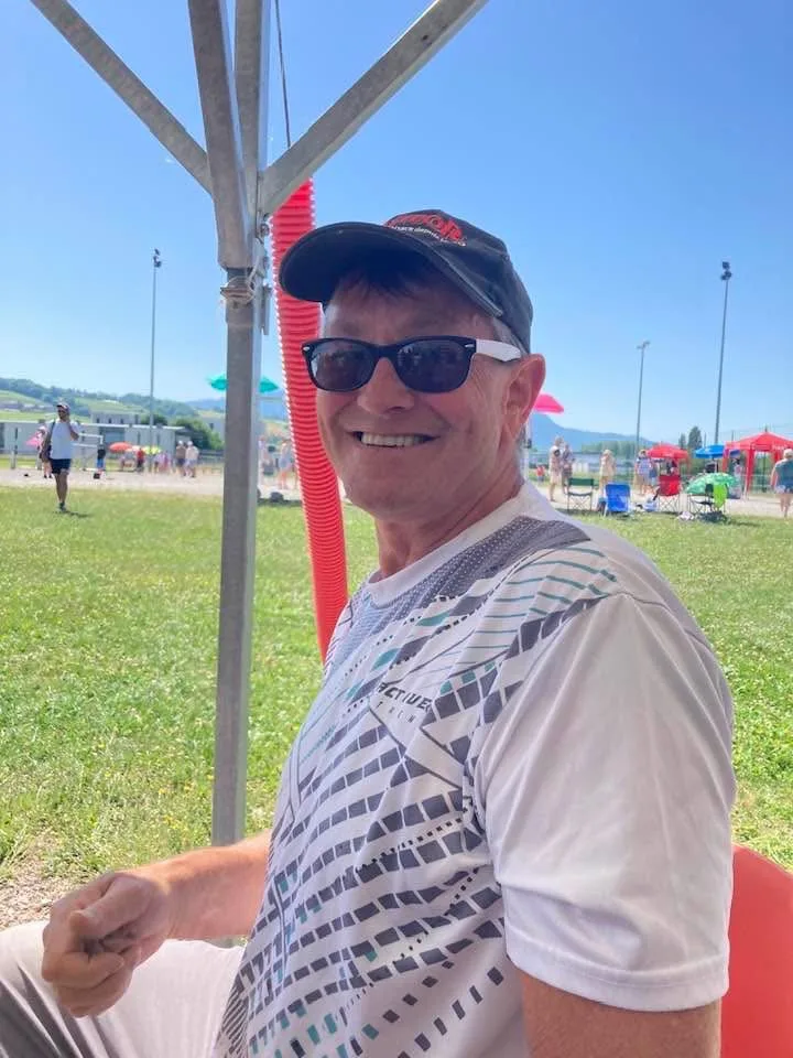 Un participant tout sourire au bord du terrain
