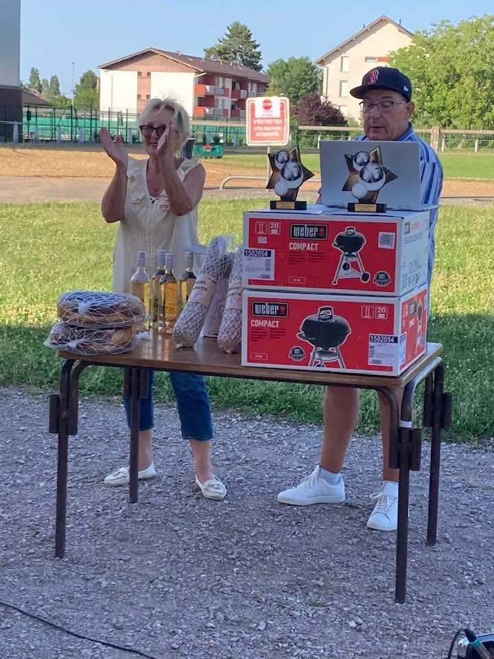 La table des lots : barbecues Weber et trophées